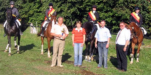 Reiter (v.l.): Ines Jeper, Jennifer K�hne, Friederike Thomas,Sebastian Luckey (es fehlen Tanja Schmidt und Janine von Rhein).Es gratulierten: Franz-Josef Weiffen (SSV), Gabi Luckey (RV), Peter Eismann(SSV) und G�nter K�hne (RV).